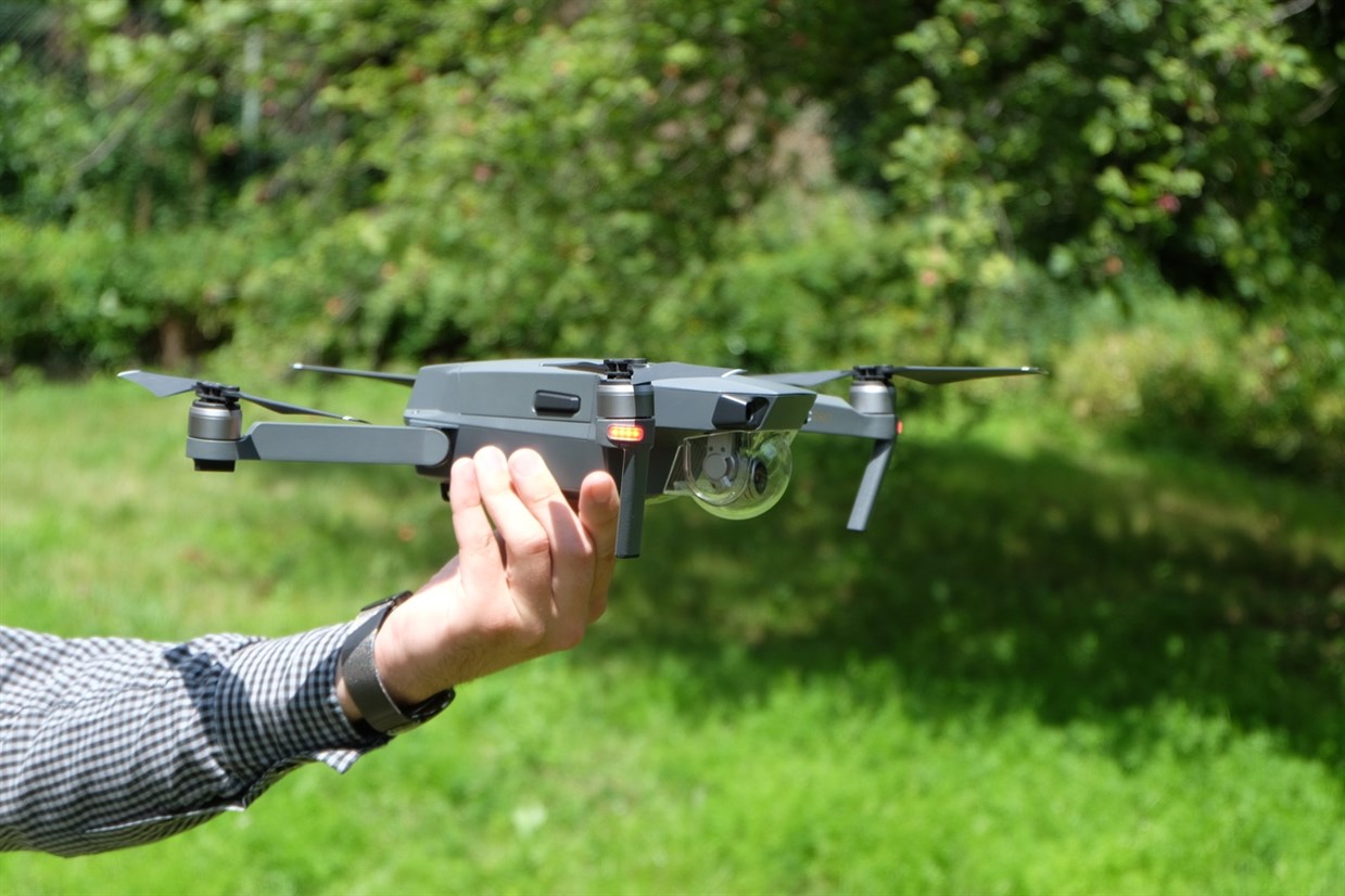 DJI Mavic Pro v ruce - skutečně šikovný dron